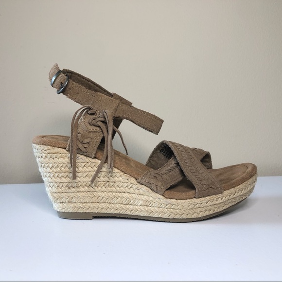 Minnetonka Naomi Ankle Strap Sandal - Picture 3 of 4
